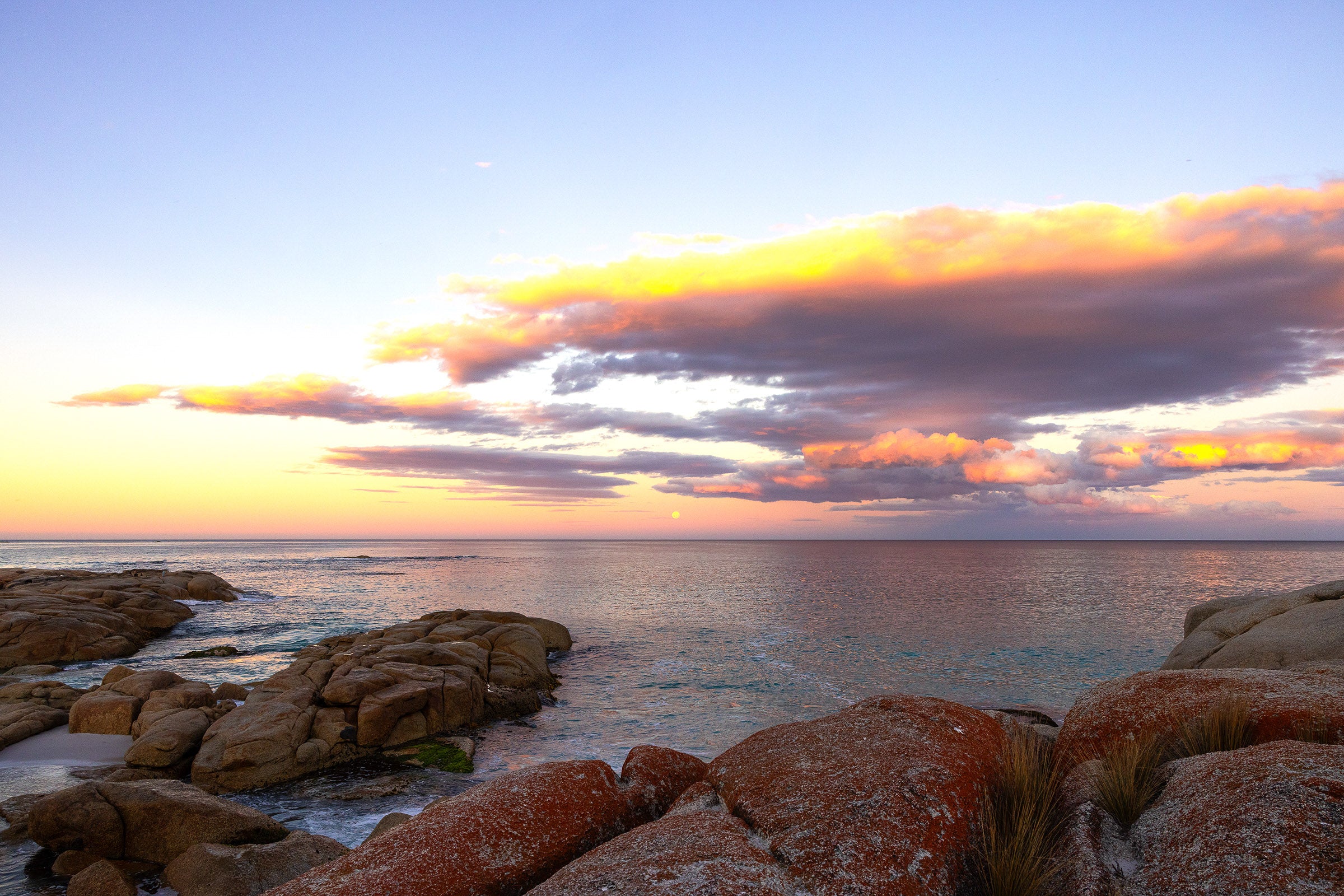 Australian coastline, colourful sunset reflecting across ocean and rocks, seascape photography – Sean Scott Photography